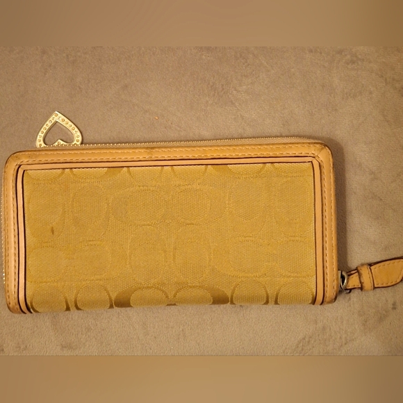 Coach Accordion Zip Wallet with Dangling Heart Charm in Signature Jacquard. - Picture 7 of 12